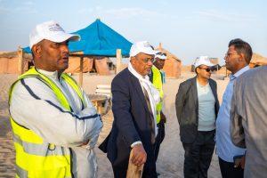 الأمين العام لوزارة العقارات يتفقد أعمال تنظيف شاطئ نواكشوط